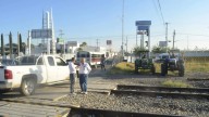 Productores toman vías del tren en Delicias; exigen que granos básicos salgan del T