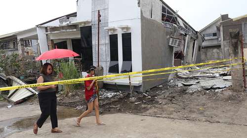 Philippines earthquake: 7.4-magnitude quake kills 2, causes tsunami evacuations
