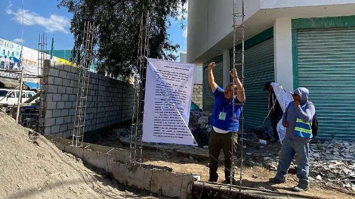 Por segunda vez, juez ordena suspender obra de barda en la Central de Abasto