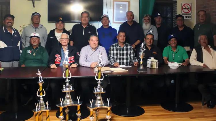 Veteranos del béisbol en Cananea reavivan leyendas con el primer pitcheo del campeonato estatal
