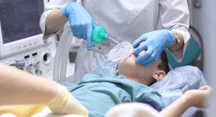 Milagro médico: la historia del niño que sobrevivió y se recuperó tras tener la cabeza separada del cuello