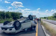 Mujer sufre lesiones tras volcar su camioneta en Valles