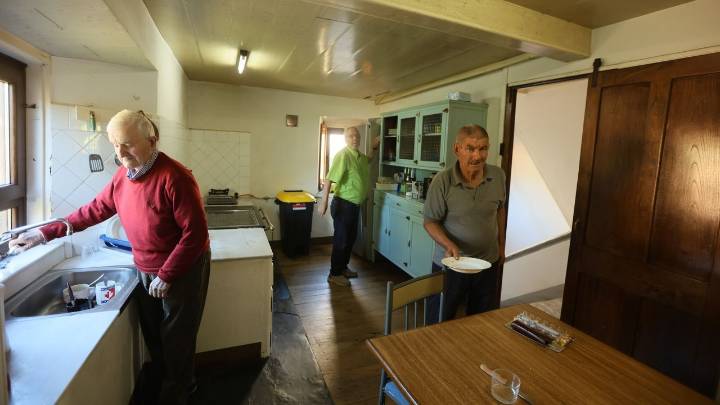 Octogenarios del rural comparten casa en A Pontenova: «Aquí coidámonos uns aos outros»