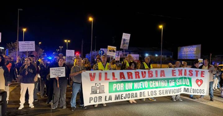 Los vecinos de Villarrubia cortan la A-431 para exigir el inicio del proyecto del nuevo centro de salud