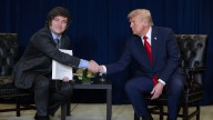 Un artista pone a Milei a las 'faldas' de Trump con una polémica obra (FOTO)