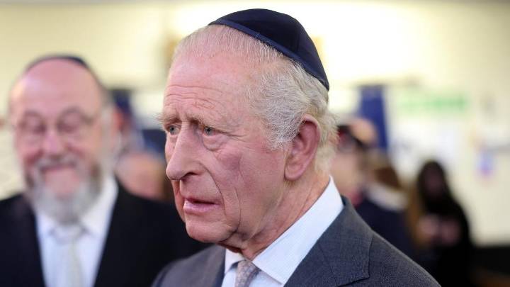 King visits UK synagogue attacked by 'IS supporter'