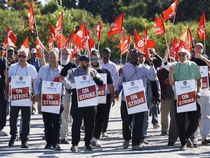Blue Line drivers accept company offer, ending Ottawa taxi strike
