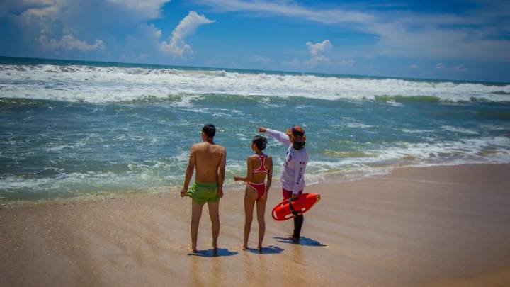 Rescatan a dos turistas en playas de Mazatlán