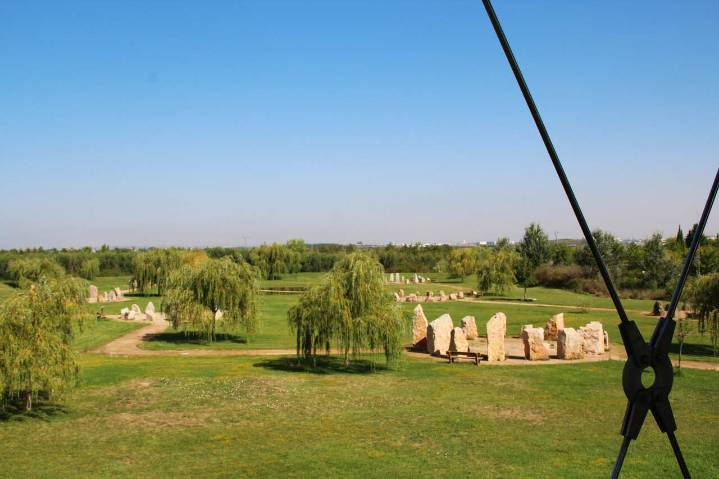 Un gran tablero al aire libre en Zaragoza : así es el “Juego de la Oca gigante” de La Alfranca
