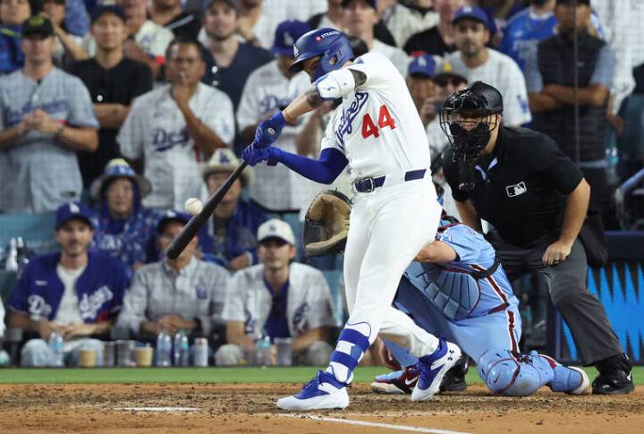 Dodgers advance thanks to wild error in 11th