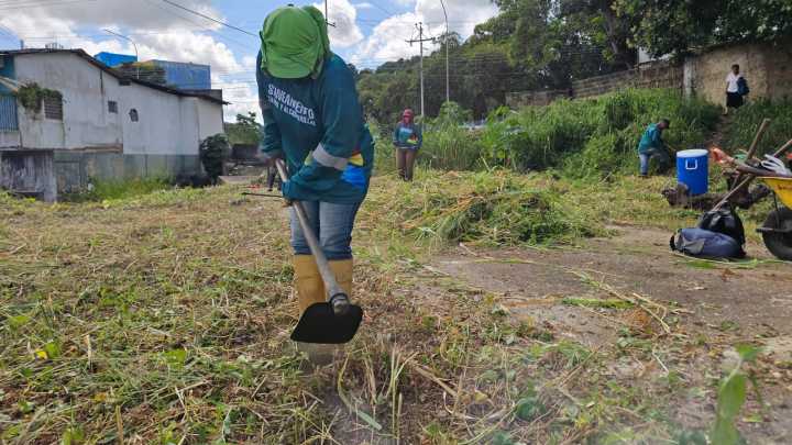 Ejecutan saneamiento del caño La Perla en Los Godos