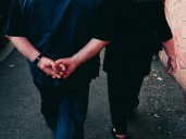 Qué significa caminar con las manos en la espalda, según la psicología