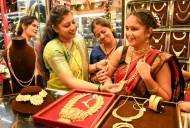 Gold records first weekly loss after nine