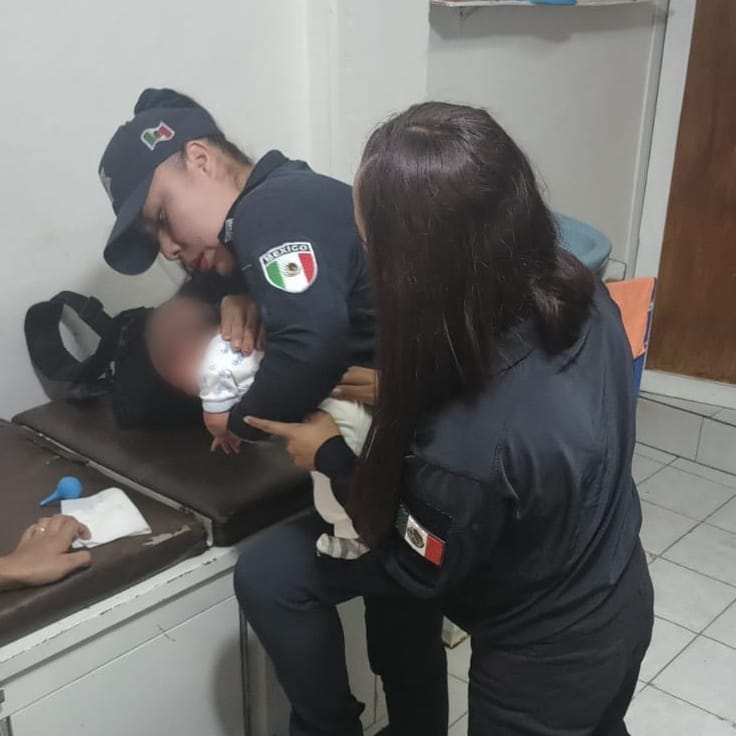Policías de Ecatepec salvan a bebé con riesgo de asfixia