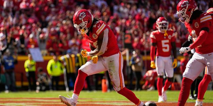 Patrick Mahomes leads Chiefs to rout of Raiders as Rashee Rice returns with 2 TDs
