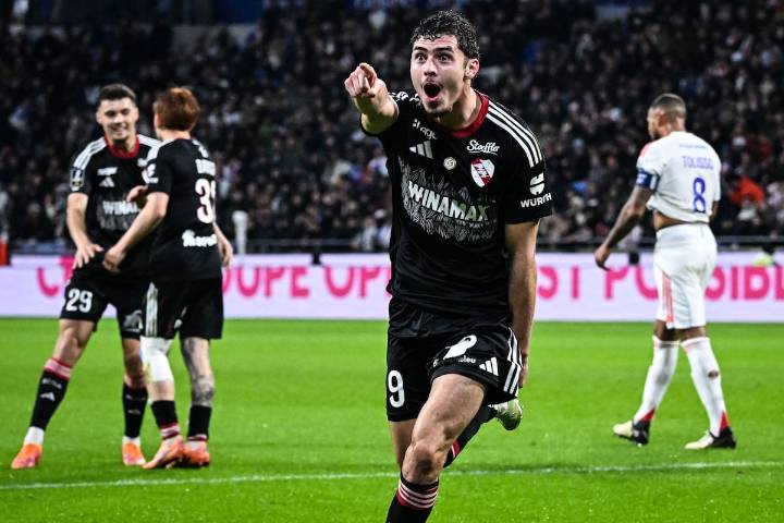 Un 9 "encendido". Del gol de Panichelli al penal por VAR de Valentín Barco en el triunfo del Lyon de Tagliafico