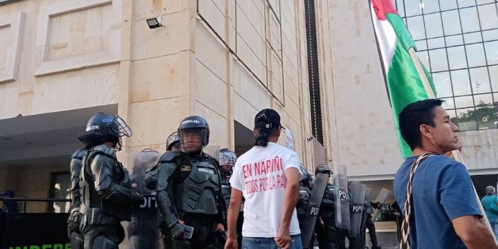 Marcha pro Palestina en Bucaramanga terminó con desmanes y grafitis en la Alcaldía