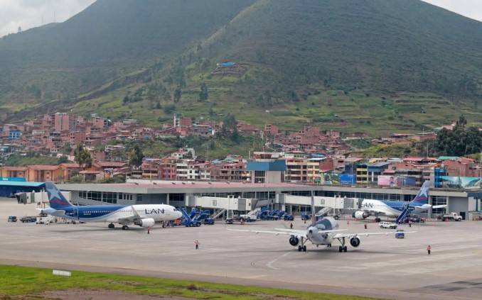 Aeropuerto de Cusco suspende operaciones por mantenimiento en pista de aterrizaje