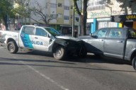 Persecución en el centro terminó con un choque entre un patrullero y una camioneta estacionada