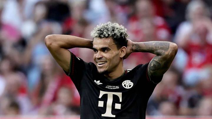 Luis Díaz posa con el balón del Mundial 2026 en medio de su buena racha con el Bayern Múnich