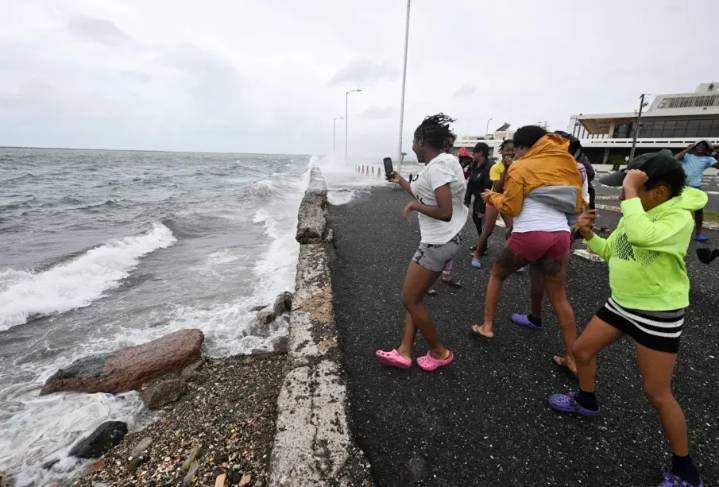 El poderoso huracán “Melissa” toca tierra en Jamaica