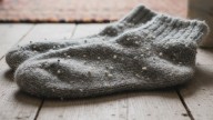 Adiós a las pelotitas en las medias: cómo evitar que se formen con este truco casero