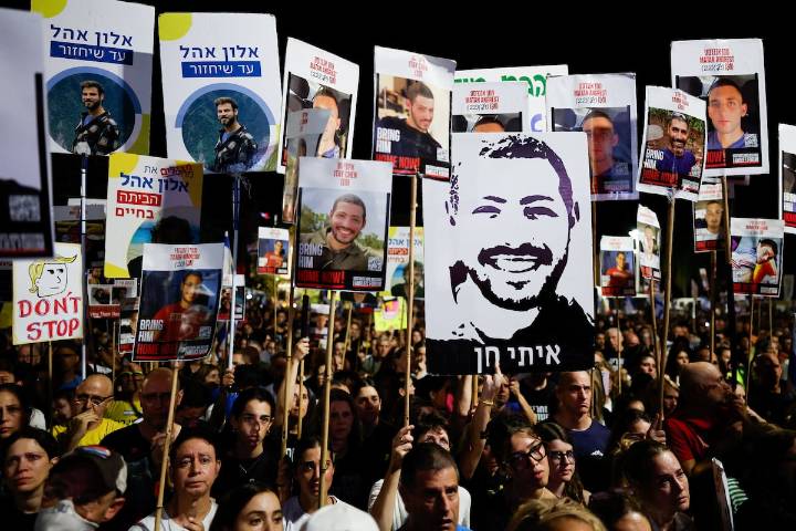 Una multitud inunda Tel Aviv para presionar por la liberación de los rehenes: “Netanyahu, es ahora o nunca”