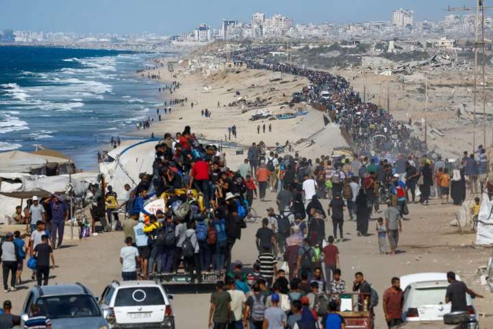 Regresan a su tierra miles de palestinos tras el genocidio