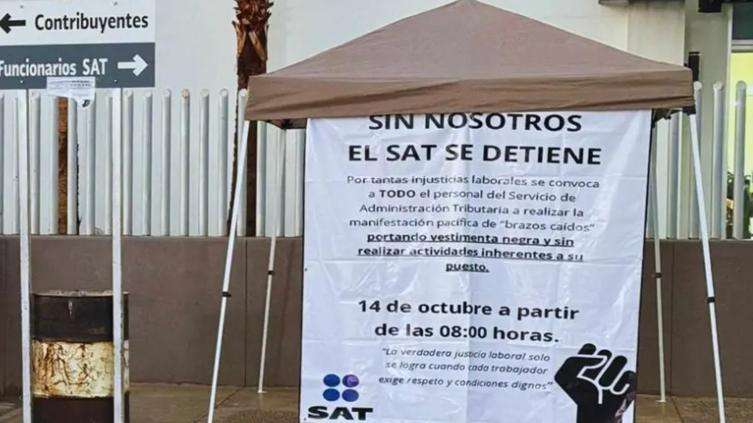 Protestan empleados del SAT por recortes y aumento de carga laboral
