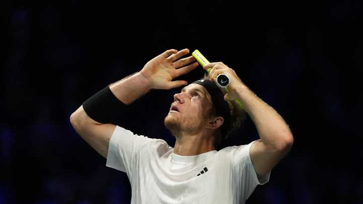 Davidovich sucumbe ante Zverev en París, que se queda sin representación española en cuartos