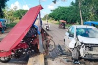 Mototaxi choca de frente con auto de Bachoco en Hecelchakán; hay dos heridos, incluido un estudiante
