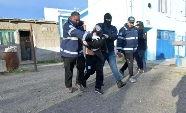 Robó y al allanar su casa encontraron a una joven desaparecida