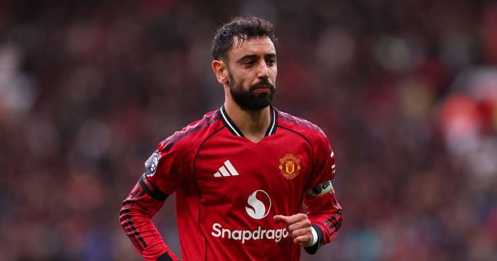 Bruno Fernandes fires four-word message to Pedro Neto after Alejandro Garnacho outburst