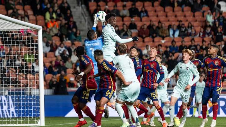 RSL moves back above playoff line with 1