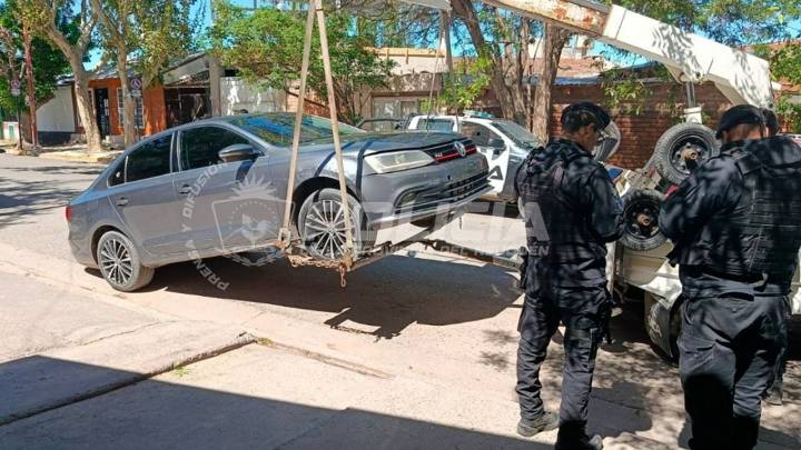 Tras una persecución, detuvieron a tres jóvenes y hallaron una vaina servida en el auto
