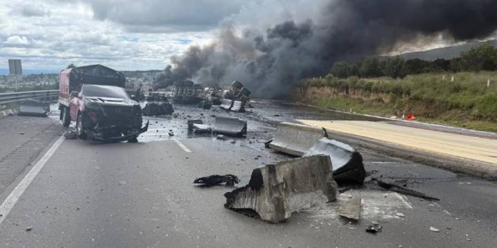 Las impactantes imágenes de la explosión de una pipa de diésel en la México-Puebla, a un mes del accidente en El Puente de la Concordia
