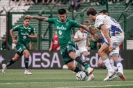 Un hincha de Sarmiento ingresó al campo de juego para agredir al árbitro Andrés Merlos