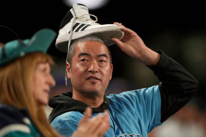 How much trash does a sold-out Mariners game produce? We’ve got the numbers