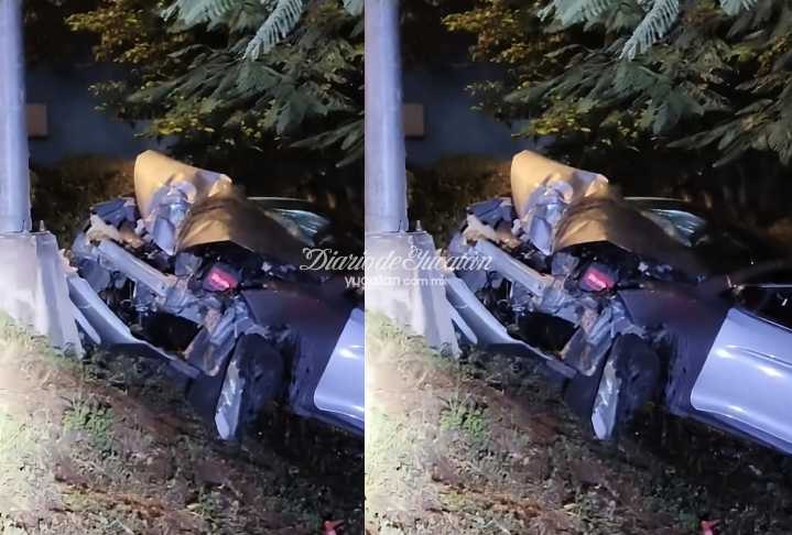 Conductor impacta su auto contra un poste de alumbrado público en el Periférico de Mérida