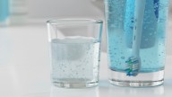 Ni una vez al día ni cada dos meses: cuándo hay que desinfectar el cepillo de dientes para eliminar bacterias