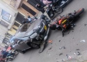 Motocicleta y automóvil involucrados en violento accidente en el barrio Alameda