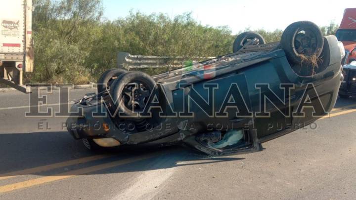 Fuerte accidente en el Radial 3 de Nuevo Laredo; mujer termina con su camioneta boca abajo