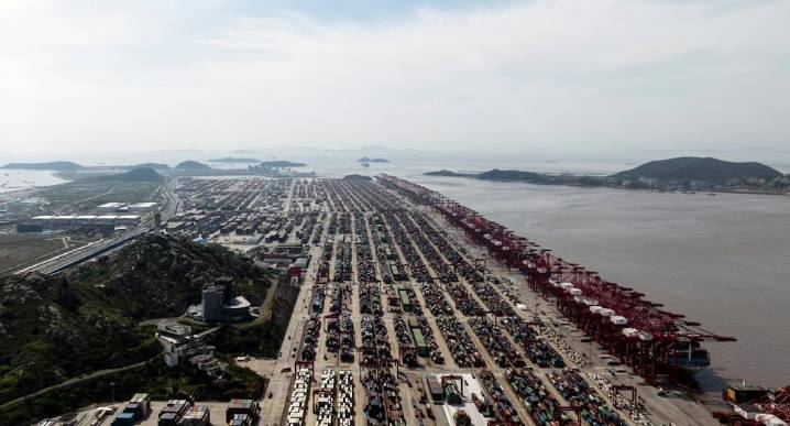 Escala disputa entre China y EE.UU. con entrada en vigor de aranceles portuarios