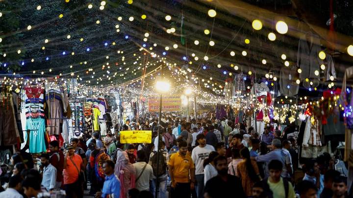 Record-breaking Diwali sales touch Rs 6.05 lakh crore: CAIT Report