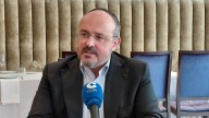 Alejandro Fernández en Converses: “De los 50.000 pisos prometidos, Illa solo ha hecho 400… y los ha comprado a un banco”
