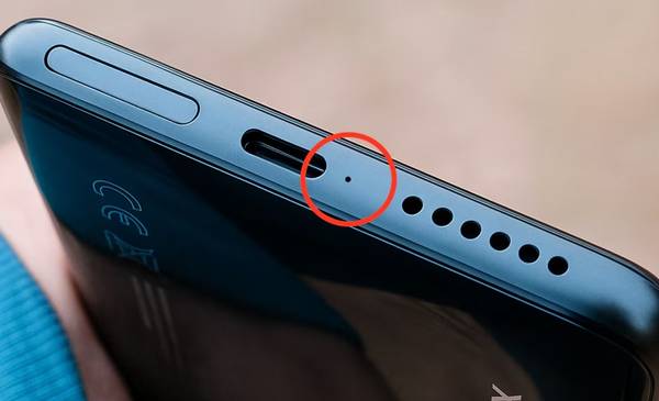 Para qué sirve el pequeño orificio que está debajo del celular