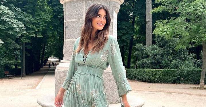 Adiós, burdeos y marrones, este vestido de flores de Lefties de estilo boho es el más bonito para llevar con botas altas
