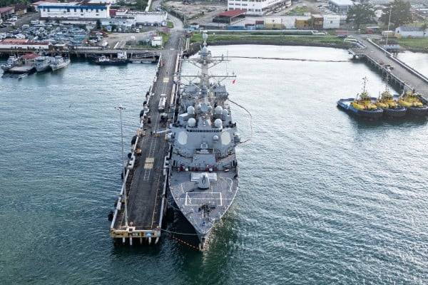 EU abate a 3 personas en barco sospechoso de traficar drogas para el ELN