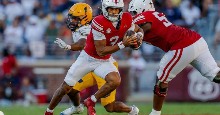 Ben Arbuckle helping Michael Hawkins Jr. with footwork, timing ahead of OU