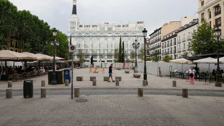 La plaza Santa Ana espera la llegada del frío para replantar sus árboles tras el fin de las obras
